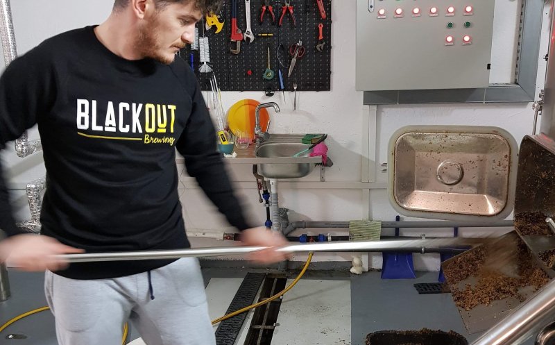 Un tânăr clujean produce bere artizanală într-un garaj