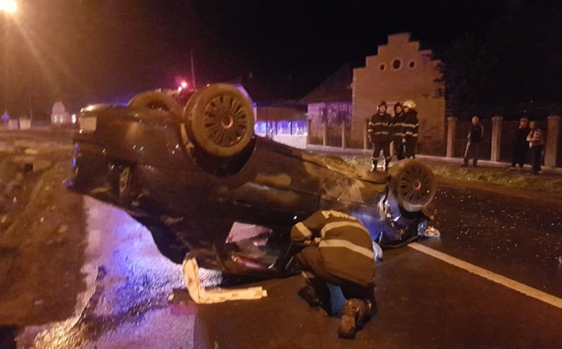 Accident Cluj: O tânără băută a intrat cu mașina într-un un cap de pod și s-a răsturnat. Cinci răniți