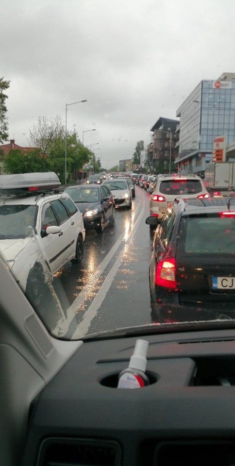 Plouă! Umbrelele cu patru roţi blochează Clujul