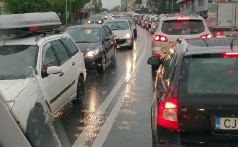 Plouă! Umbrelele cu patru roţi blochează Clujul