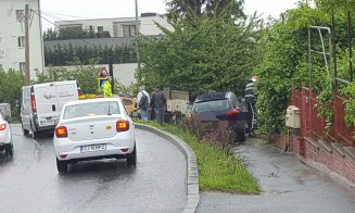 Accident pe Calea Turzii. Un șofer băut a intrat cu mașina într-un gard