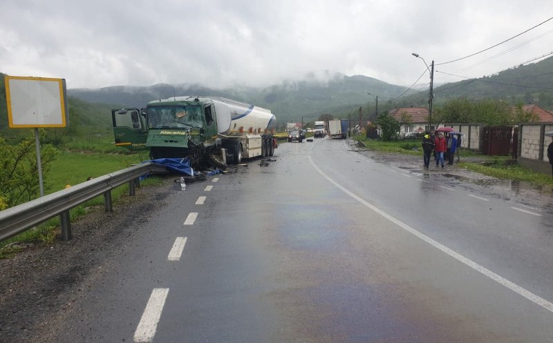 Accident cu un autocamion și o cisternă, în Negreni. Un rănit