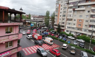 Accident după o urmărire ca-n filme pe străzile din Cluj. Trei răniți, dintre care doi minori. Șoferul vinovat a fugit