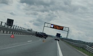 Cum a ajuns o mașină înfiptă-n parapet, pe Autostrada Transilvania