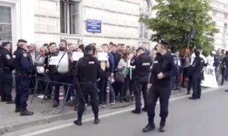 După Cluj, Dăncilă este huiduită la Arad: "Orice om îi este teamă de Ardeal"/  Vizita de la Timișoara a fost anulată!