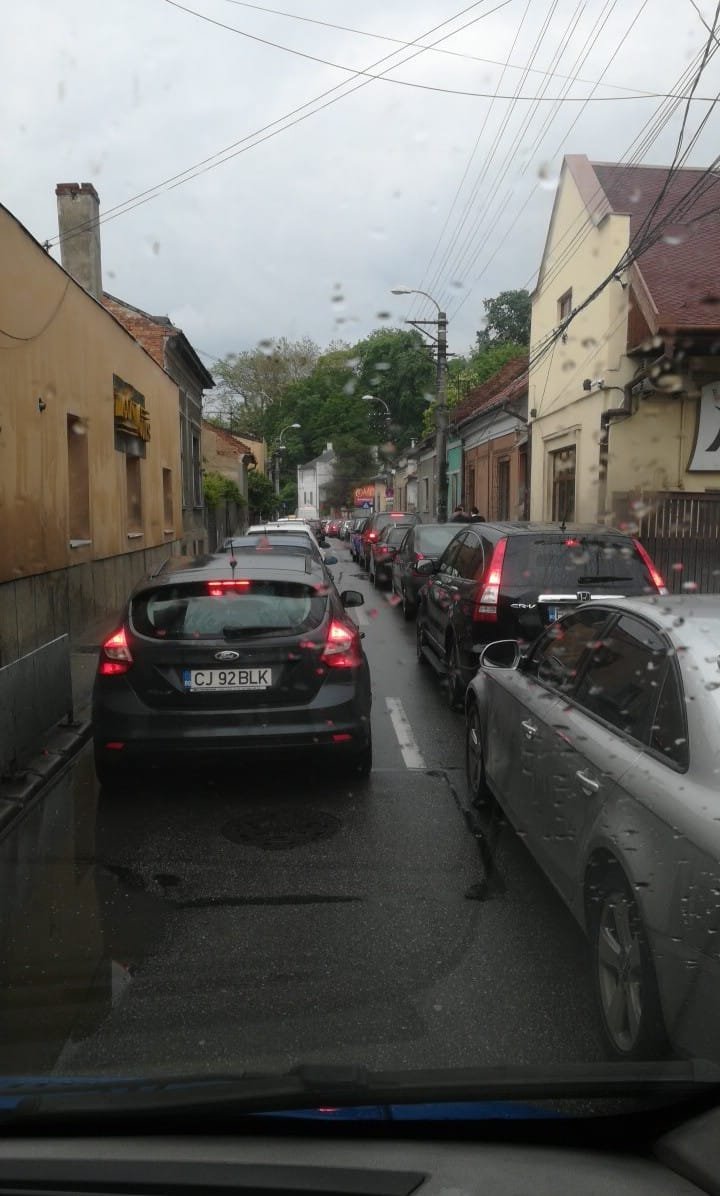 Altă ploaie, aceeași poveste! Traficul din Cluj, blocat de dimineață