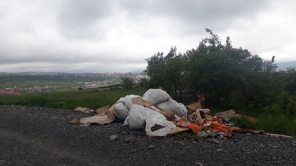 Spirit civic la Cluj!  A găsit gunoi pe marginea drumului, a mers pe firul codurilor de bare și ... făptașul a fost amendat