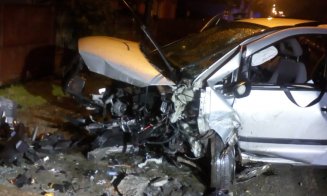 A intrat cu maşina într-un cap de pod. Trei răniţi, între care unul grav