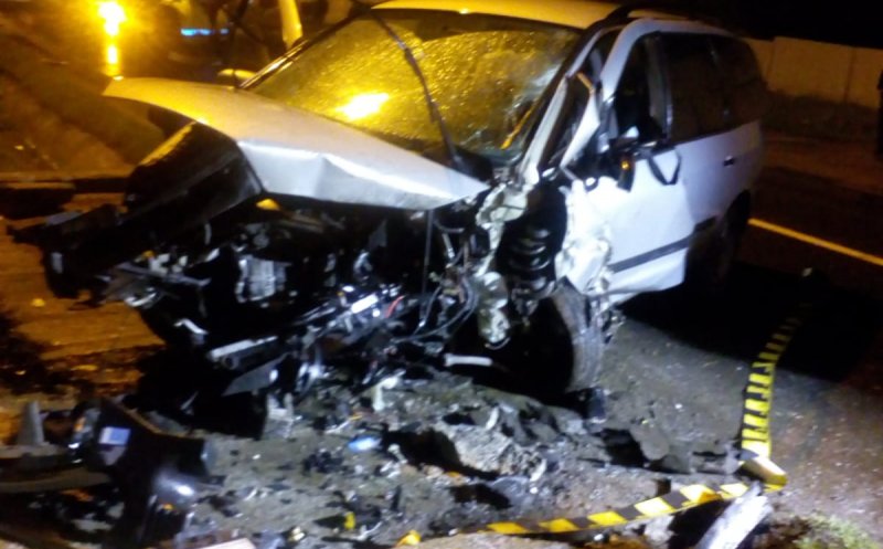 A intrat cu maşina într-un cap de pod. Trei răniţi, între care unul grav