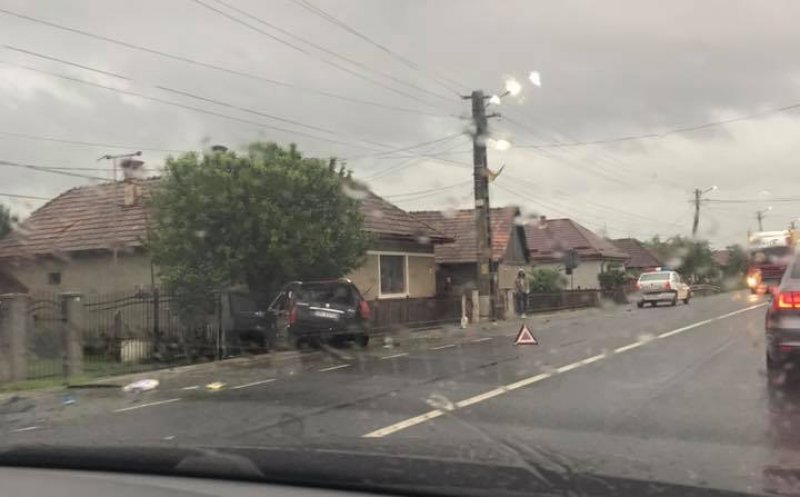 Accident în Iclod. O mașină a intrat într-un stâlp și a rupt un gard