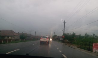 Accident în Iclod. O mașină a intrat într-un stâlp și a rupt un gard