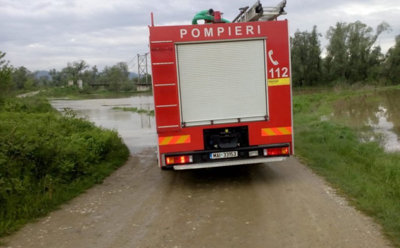Inundații lângă Dej! Drum acoperit de apele Someșului
