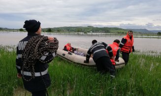 Inundaţii la Cluj. Persoane evacuate cu barca de salvare