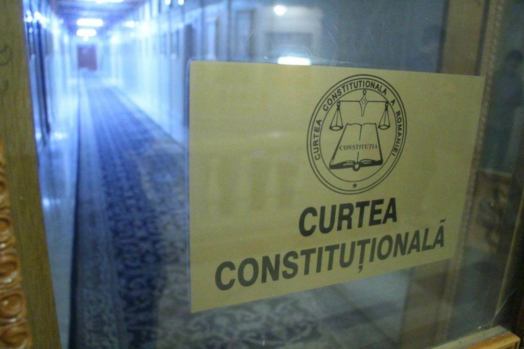 România, înghețată până după alegeri. CCR amână și decizia privind Codurile penale
