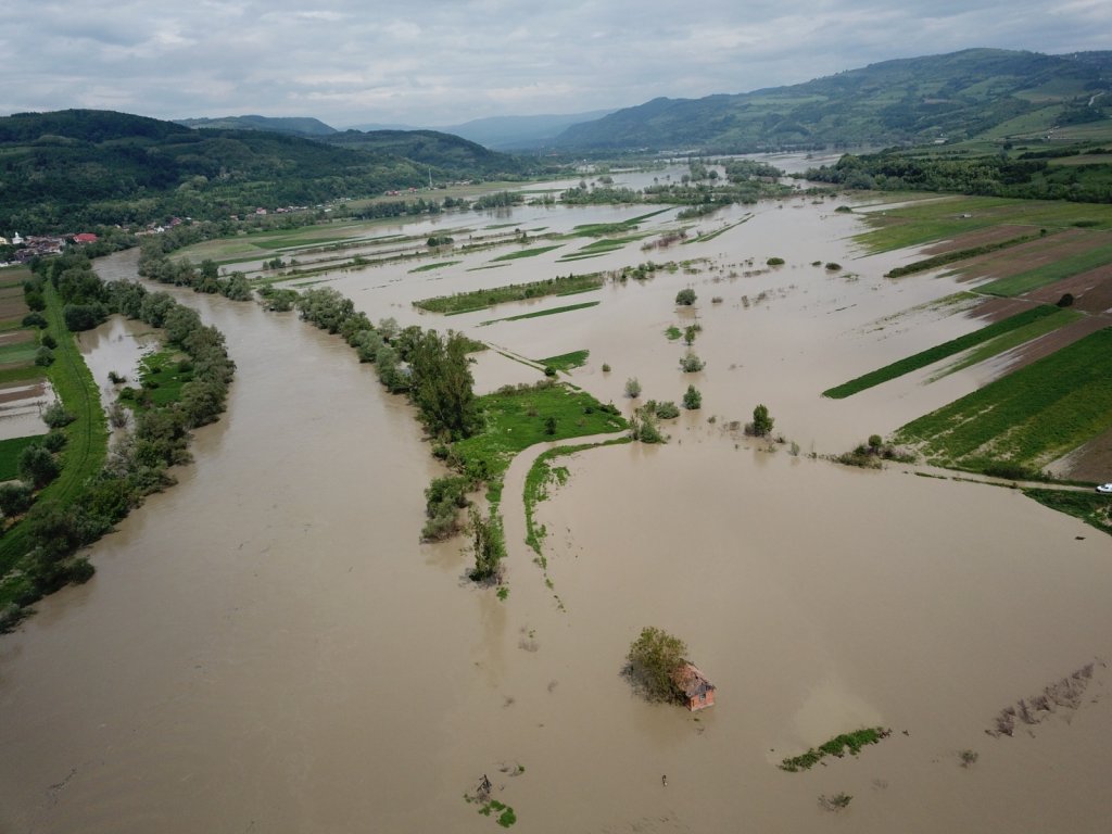 Ploile au făcut prăpăd la Cluj. Bilanț drumuri și gospodării inundate