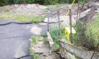 Alunecări de teren pe o stradă din Dej. Afectate conductele de gaz şj apă