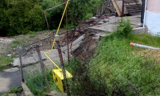 Alunecări de teren pe o stradă din Dej. Afectate conductele de gaz şj apă