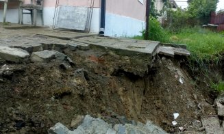 Alunecări de teren pe o stradă din Dej. Afectate conductele de gaz şj apă