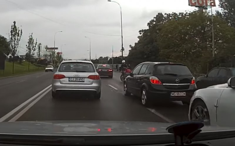 Scenă incredibilă în trafic, la Cluj. Un șofer lovește intenționat un motociclist și fuge