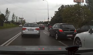 Scenă incredibilă în trafic, la Cluj. Un șofer lovește intenționat un motociclist și fuge
