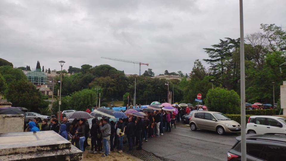 VOT DIASPORA. Cozi la secţiile de votare din străinătate