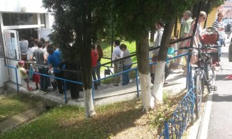 Clujenii se îngrămădesc la vot. Coadă de sute de persoane, la o secţie din Mănăştur