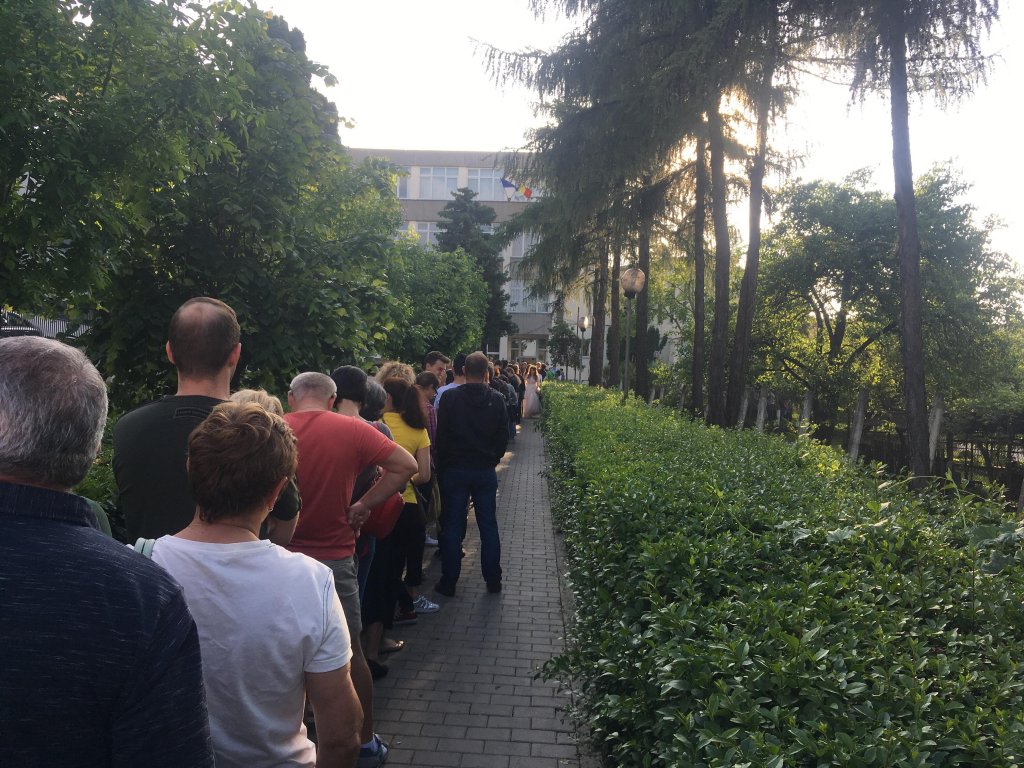 Coadă până pe Calea Turzii!  Votant: "Cei care vin acum se descurajează și renunță"