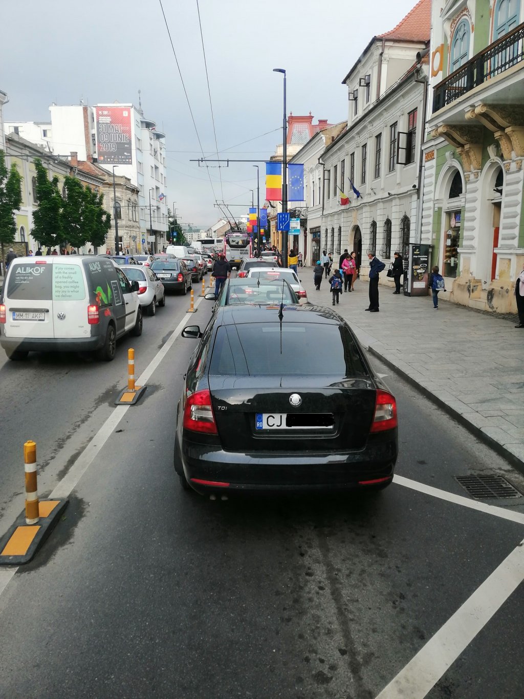 Pro și contra. Banda dedicată din centrul Clujului, blocată de mașini. "Își lasă copiii la școală"