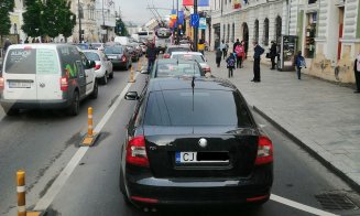 Pro și contra. Banda dedicată din centrul Clujului, blocată de mașini. "Își lasă copiii la școală"