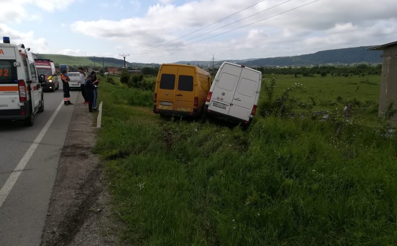 Accident la Cluj: două dube, cap în cap