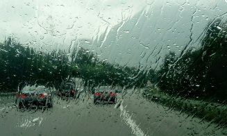 Accident la Cluj pe ploaie. Mașină în parapet, pe Autostrada Transilvania