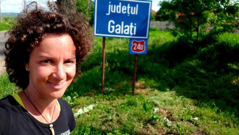 O clujeancă merge 1.200 km pe jos pentru educație