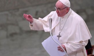 Papa Francisc își începe vizita istorică în România