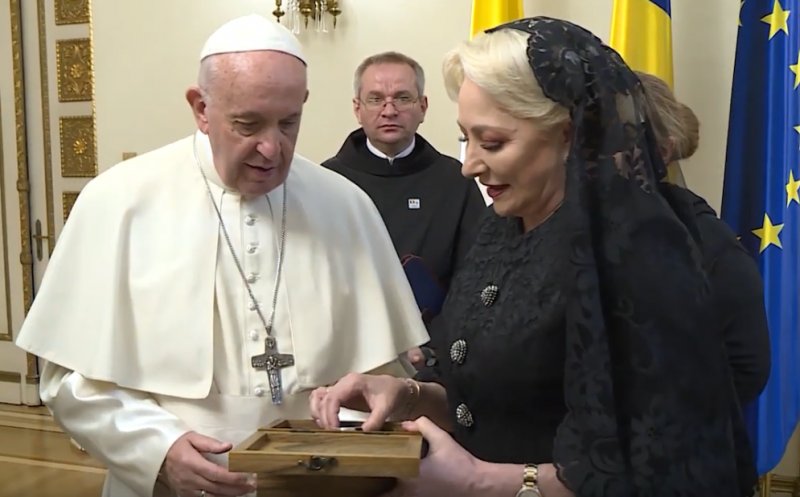 Ce cadouri i-a oferit premierul Dăncilă Suveranului Pontif