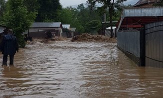Ploaia face ravagii la Cluj! Viitură într-un sat, drumuri inundate în oraş