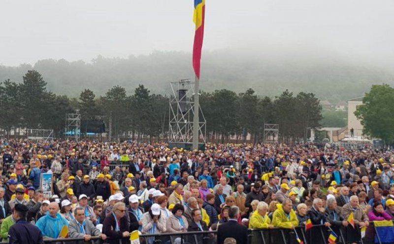 Papa Francisc, ultima zi în România. 100.000 de pelerini adunați la Blaj