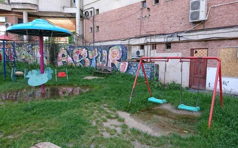 Cum îi așteaptă primăria pe cinefilii TIFF la Cinema Dacia. Iarbă de o jumătate de metru, noroi, graffiti
