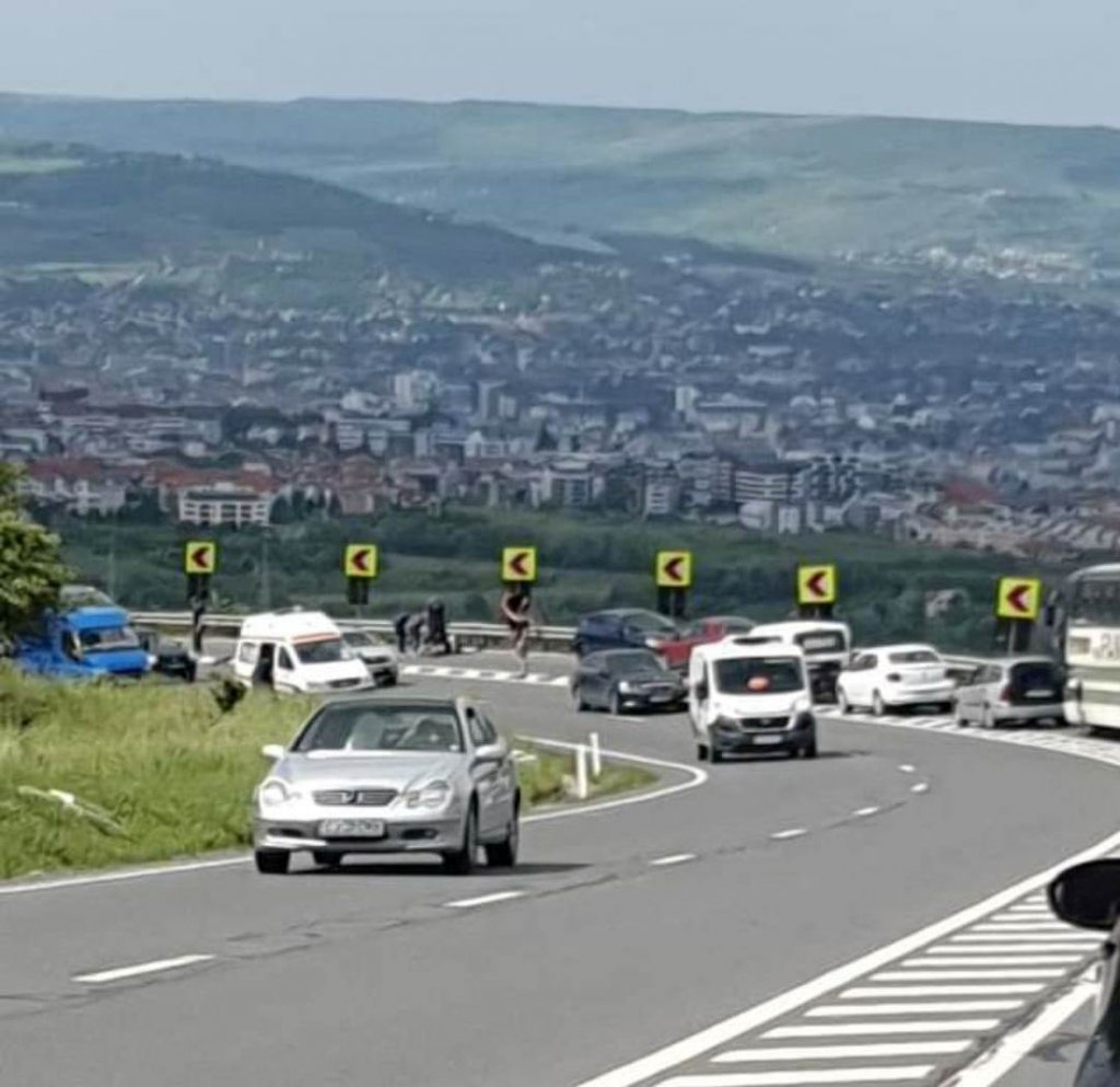 Accident grav pe Feleac. Un biciclist s-a izbit de parapet