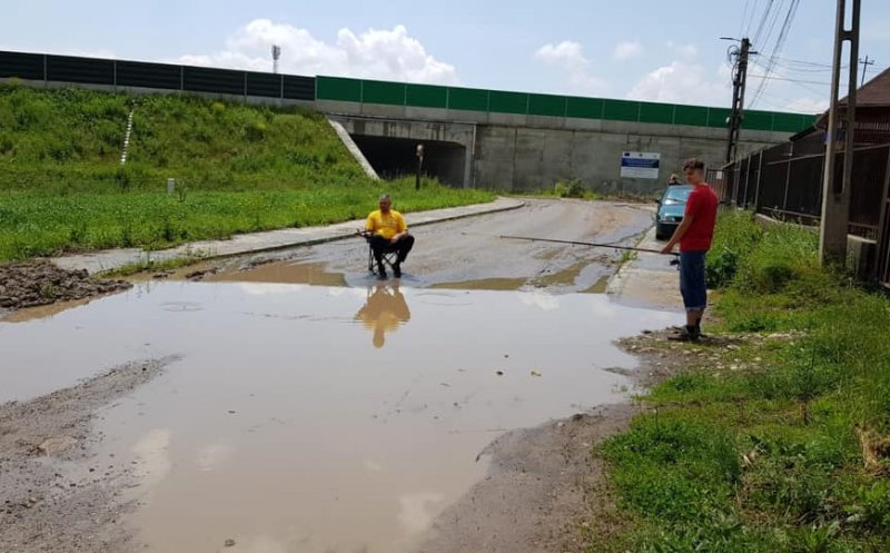 La pescuit pe o stradă inundată din Gilău: "Te așteptăm la un păstrav, domnule primar!"