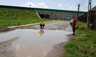 La pescuit pe o stradă inundată din Gilău: "Te așteptăm la un păstrav, domnule primar!"