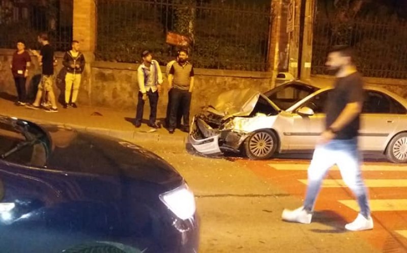 Accident în toiul nopții la Cluj. Două mașini praf, pe Clinicilor. Una făcută titirez