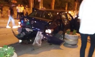 Accident în toiul nopții. Două mașini făcute praf în centrul Clujului