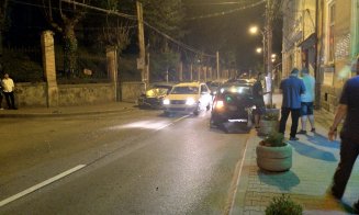Accident în toiul nopții. Două mașini făcute praf în centrul Clujului