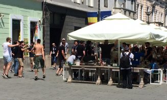 Val de suporteri ai Universității pe străzile din centrul Clujului