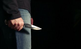 Scandal sângeros în piața Mihai Viteazul. Bărbat tăiat cu cuțitul în plină stradă