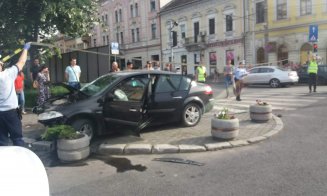 Accident grav în centru. Tânără călcată de mașină pe trotuar