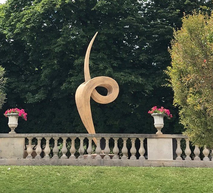 Sculptură din fân a unui artist clujean, în centrul Parisului