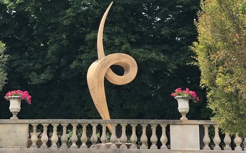 Sculptură din fân a unui artist clujean, în centrul Parisului