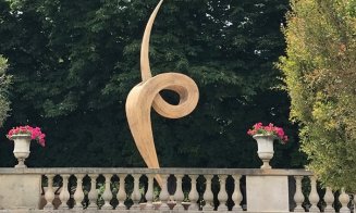 Sculptură din fân a unui artist clujean, în centrul Parisului