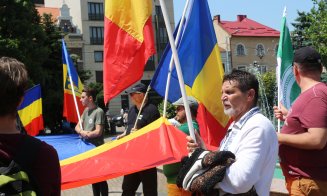 Miting pentru familia tradițională, la Cluj. Steagul comunității LGBT a fost călcat în picioare de participanţi